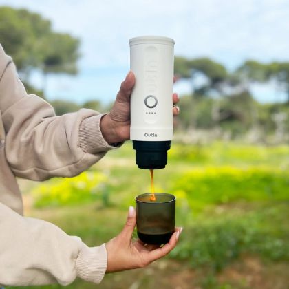 Outin Nano: портативна машина за еспресо  с нагревател на водата